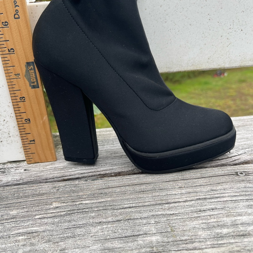 Platform boot with stretch shaft.